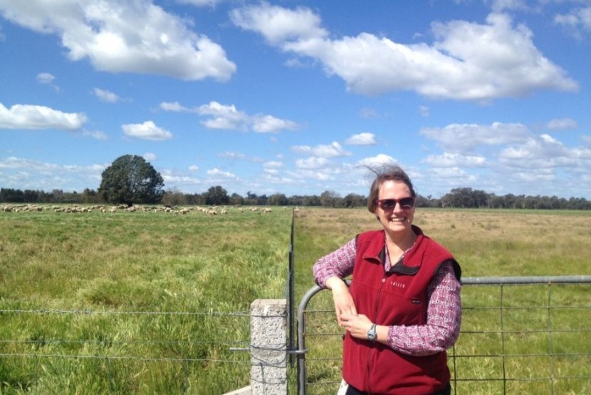 Peneliti senior Kirsten Barlow berdiri di depan dua lapangan rumput yang satu setiap tahun disirami pupuk super fosfat 125 kg sedangkan yang satunya tidak. Anda bisa lihat perbedaannya? 