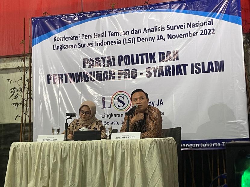 Peneliti Senior Lingkaran Survei Indonesia (LSI) Denny JA, Ade Mulyana didampingi moderator Fitri Hari menyampaikan paparannya saat merilis survei terkini bertajuk 