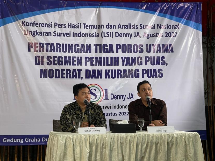 Peneliti senior LSI Denny JA, Ardian Sopa (kanan) memaparkan hasil survei terbaru lembaganya, Senin (15/8/2022).