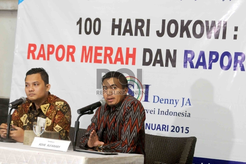 Peneliti senior LSI Dennya JA, Adjie Alfaraby (kanan) menjadi pembicara dalam diskusi hasil survei 100 hari kinerja Jokowi-JK, Kamis (29/1).(Republika/Agung Supriyanto)