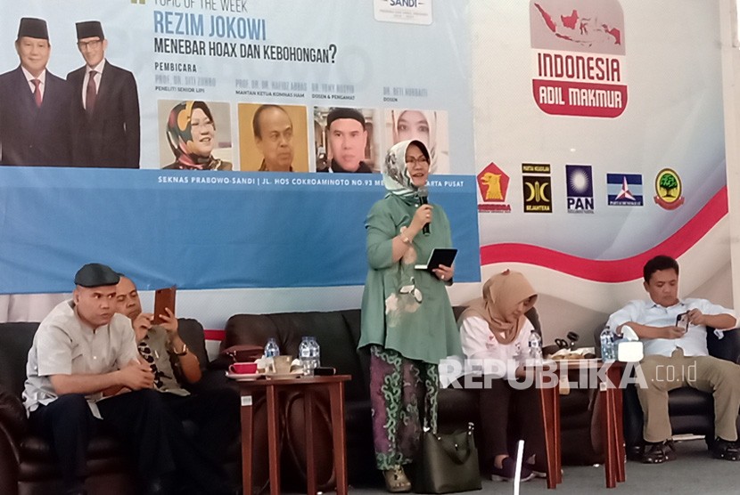 Peneliti senior Pusat Penelitian Politik LIPI, Siti Zuhro  dalam sebuah diskusi di Sekretariat Nasional Prabowo-Sandi, Menteng,  Jakarta Pusat, Selasa (26/6).