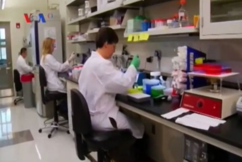 Peneliti tengah bekerja keras mencari obat baru penyembuh Ebola.