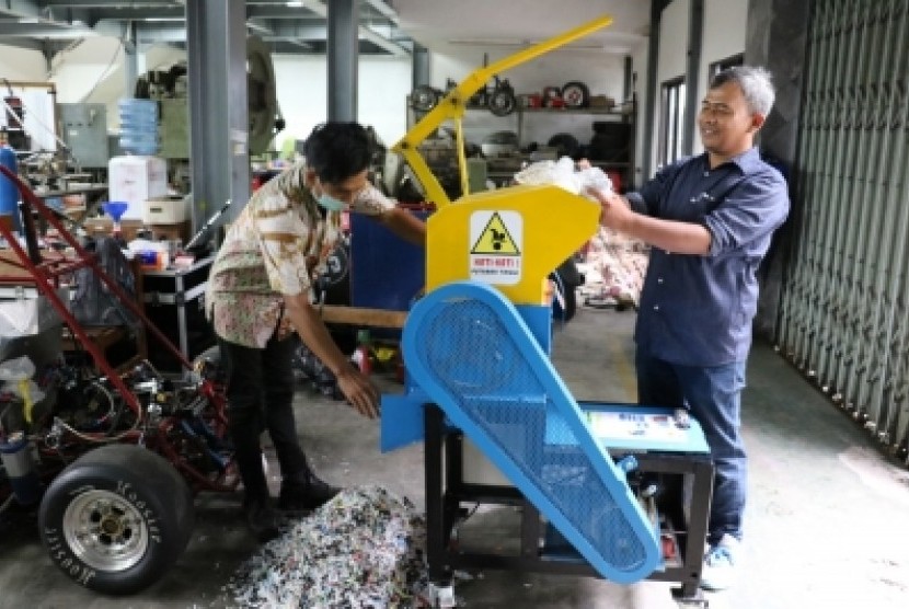 Peneliti tengah menerangkan cara kerja mesin pencacah sampah  plastik di Laboratorium Teknologi Mekanik Fakultas Teknik UGM, Kamis  (14/2).