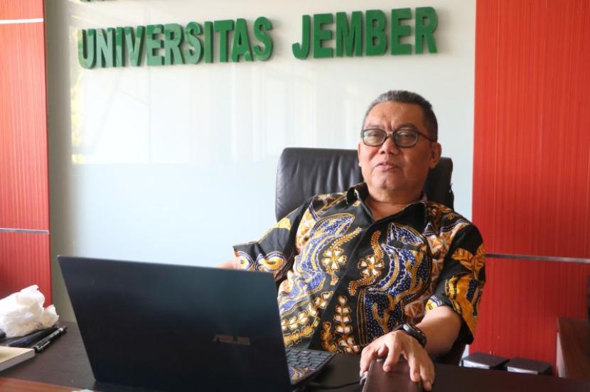 Peneliti Universitas Jember (Unej) Prof. Bambang Kuswandi di kampus setempat.