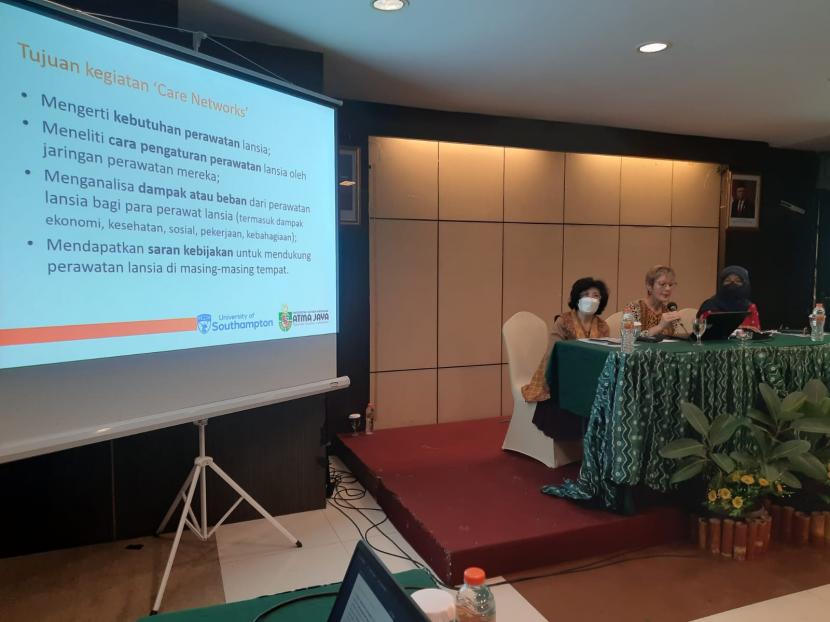 Peneliti University of Southampton, Elizabeth Schroeder-Butterfill (tengah) menyampaikan hasil temuan penelitian terkait jaringan perawatan lansia di Indonesia di Hotel UC UGM, Sleman, Selasa (10/1/2023).