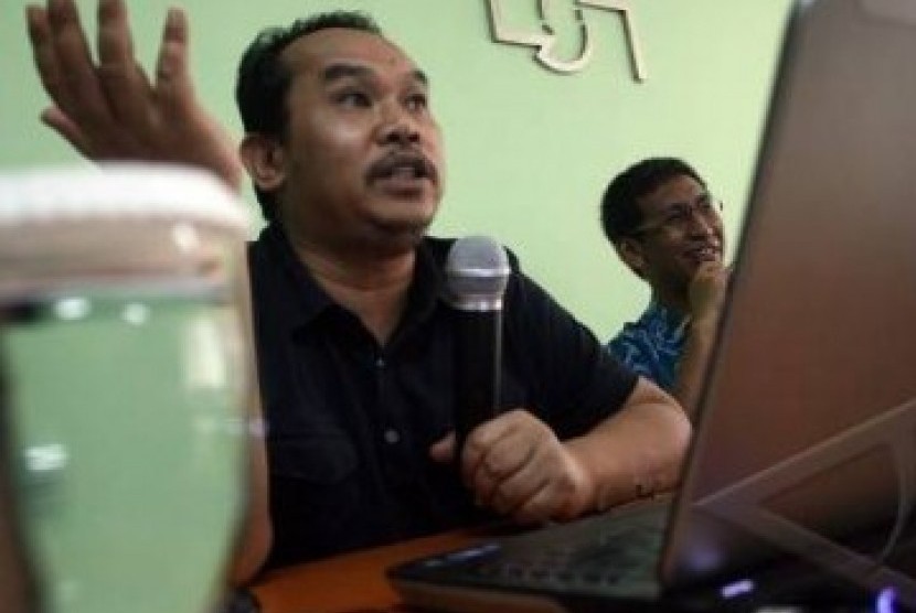 Peneliti Utama Lembaga Survei Indonesia (LSI) Saiful Mujani (kiri) dan Guru Besar Psikologi Politik Universitas Indonesia Hamdi Muluk saat peluncuran hasil survei terbaru LSI di Jakarta.