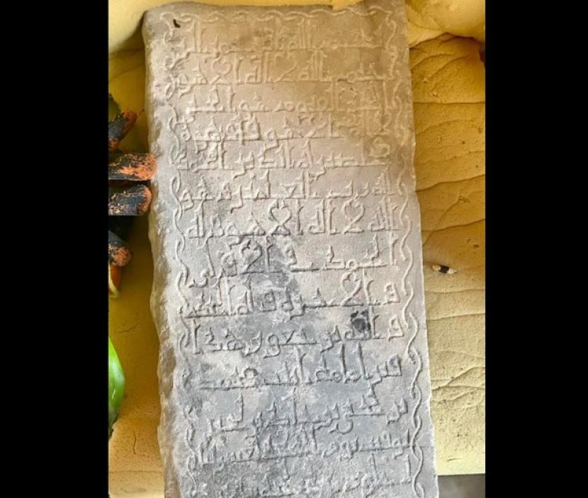 Peneliti warisan Mesir independen telah menemukan batu nisan berusia lebih dari 1.000 tahun yang bertuliskan aksara Kufi kuno di reruntuhan pemakaman kuno di Kairo. Batu Nisan Berusia 1.000 Tahun Ditemukan di Kairo