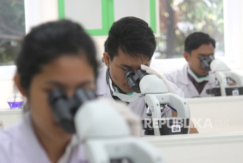 Mahasiswa kedokteran sedang praktikum di laboratorium mikrobiologi (ilustrasi) 