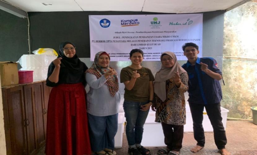 Peneliti dari Universitas Muhammadiyah Jakarta (UMJ) melakukan penelitian mengolah limbah kulit buah dengan teknologi Eco Enzim.