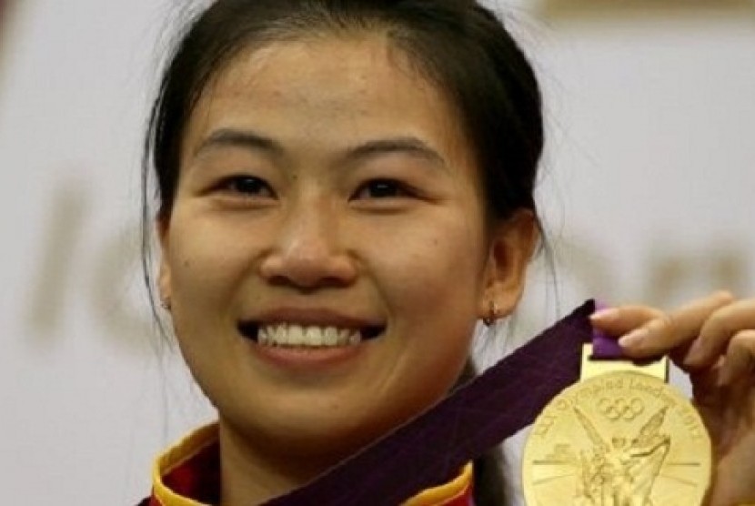 Penembak asal Cina, Yi Siling menjadi atlet pertama yang meraih medali emas di Olimpiade 2012.