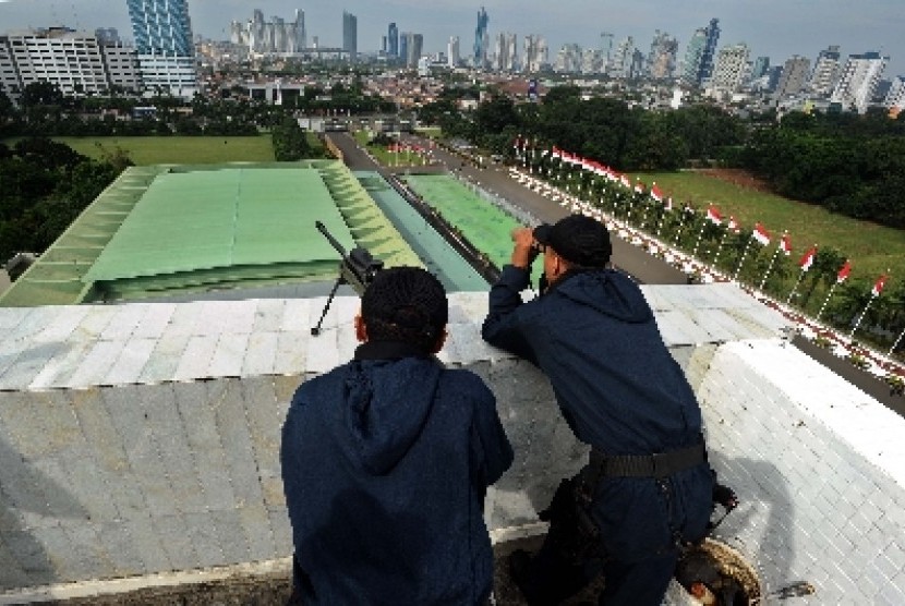 Penembak jitu dari Pasukan Pengaman Presiden (Paspampres) melakukan pengamatan dari atas gedung kompleks Parlemen Senayan, Jakarta, Kamis (15/8). 