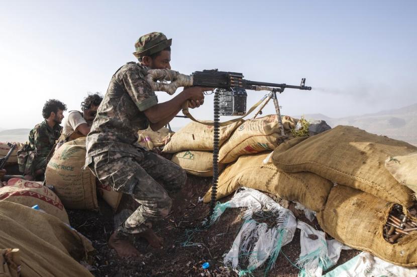 Penembak Yaman menembakkan senjatanya selama bentrokan dengan Houthi di dekat Marib, Yaman, Ahad (20/6/2021). Pada Januari 2022, lima orang yang terdiri dari dua tentara dan tiga warga sipil telah tewas dalam serangan pemberontak Houthi di provinsi Marib, Yaman, Rabu (26/1/2022) waktu setempat.  Bantu UEA, AS akan Kirim Kapal Perang Hingga Jet Tempur Lawan Houthi