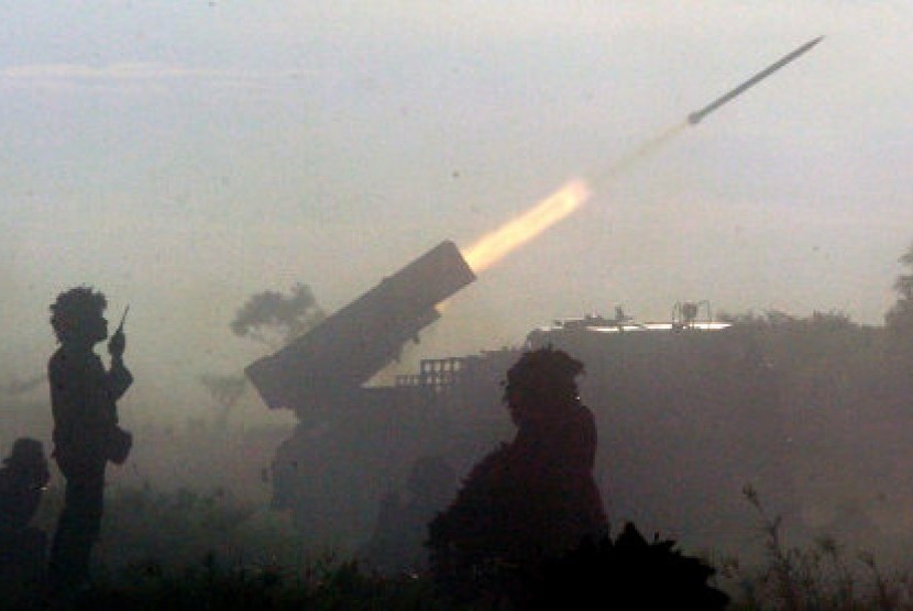 PENEMBAKAN ROKET. Pasukan Artileri Korps Marinir TNI AL, meluncurkan roket multilaras RM-70/Grad pada Latihan Gabungan (Latgab) TNI di Pantai Banongan, Situbondo, Jumat (3/5).