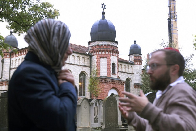 Penembakan yang menewaskan dua orang terjadi di sinagoge di Halle, Jerman, Kamis (10/10). 