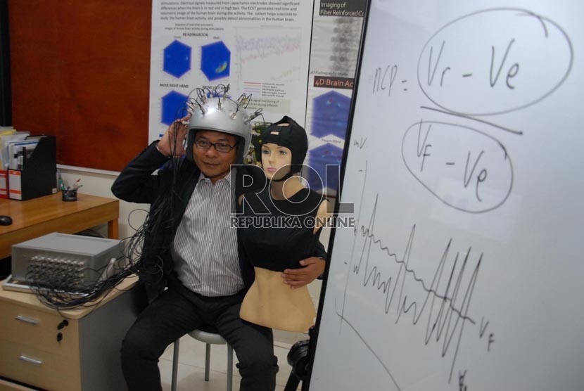 Penemu alat terapi kanker berbasis listrik statis, Warsito Purwo Taruno. (Republika/Rakhmawaty La'lang)
