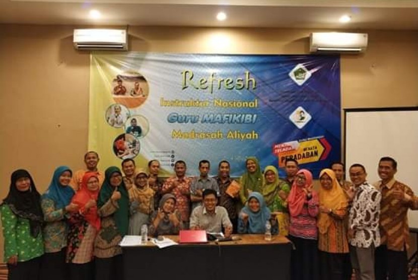 Penemu Matematika Detik, Ahmad Thoha Faz, bersama dengan para peserta Refresh Instruktur Nasional Guru Mafikibi Madrasah Aliyah.