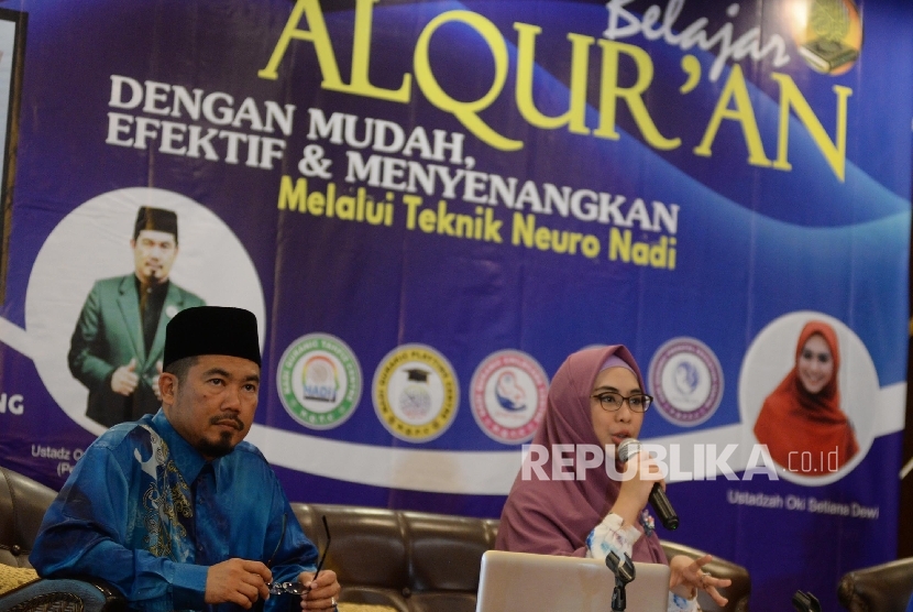  Penemu Teknik Neuro Nadi Ustaz Qr. Jalaluddin Haji Hasanuddin (kiri), bersama Komisaris Neuro Nadi Indonesia Ustazah Oki Setiana Dewi saat menjelaskan metode belajar Alquran dengan teknik Neuro Nadi, Jakarta, Selasa (31/1). 