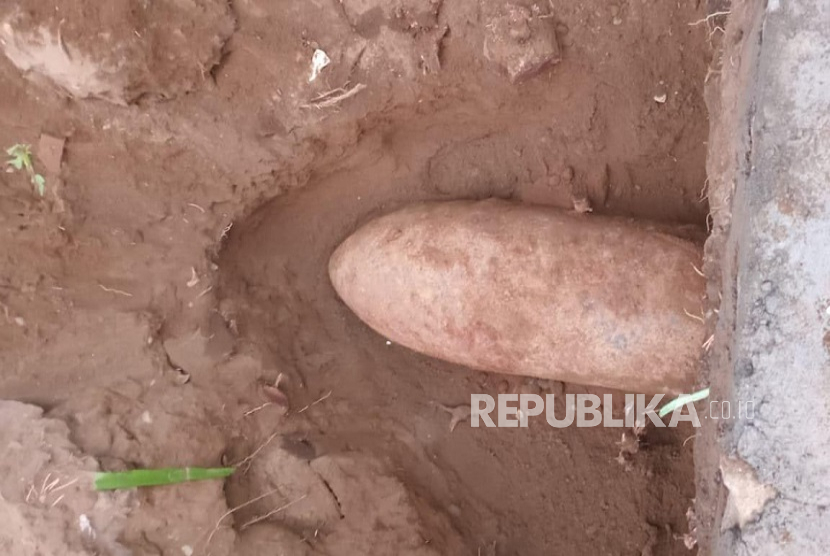 Penemuan benda yang diduga peluru mortir ditemukan di halaman rumah warga di Padukuhan Tanjung, Umbulmartani, Ngemplak, Sleman, Ahad (10/8/2025), sore.