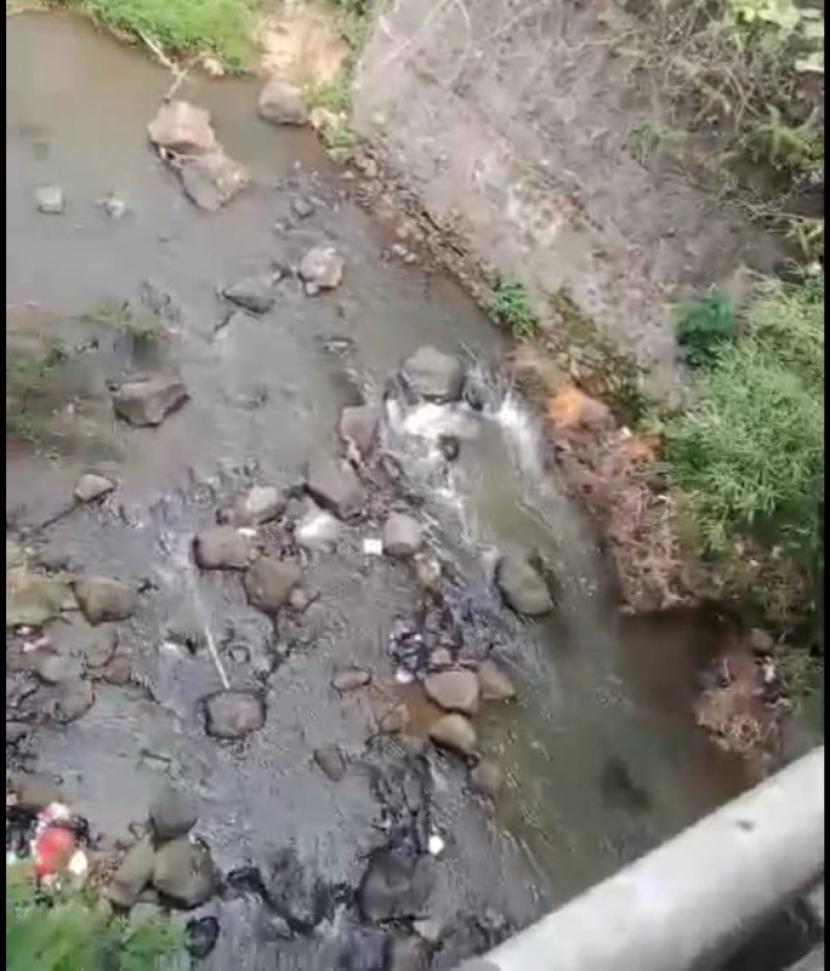 Penemuan jasad bayi berjenis kelamin laki-laki di kolong Jembatan Cukanggenteng, Senin (28/10/2024) siang