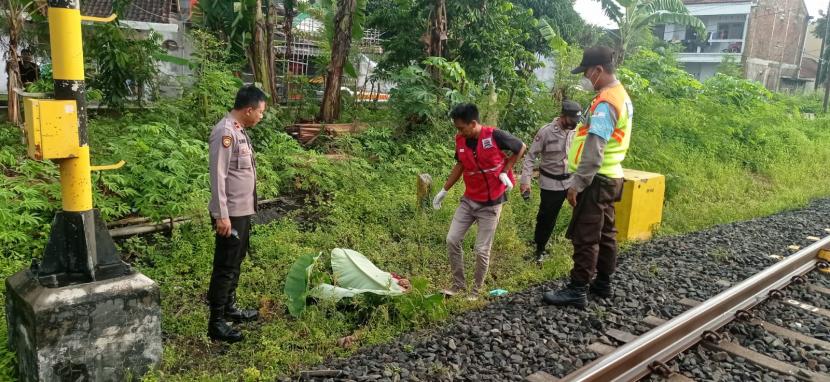 Penemuan jasad korban tertabrak kereta di Laweyan, Solo, Kamis (15/12).