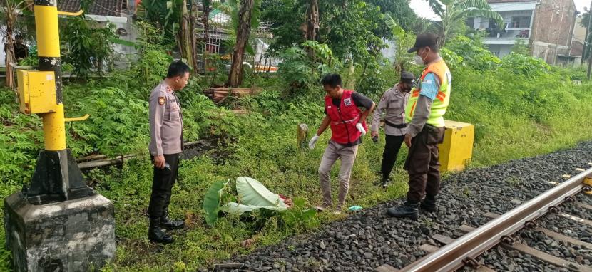 Penemuan jasad korban tertabrak kereta.