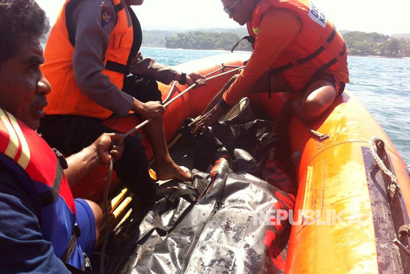 Penemuan korban tenggelam di pantai Rancabuaya, Garut pada Jumat, (19/5) pukul 11.30 WIB atas nama Syaefullah. P