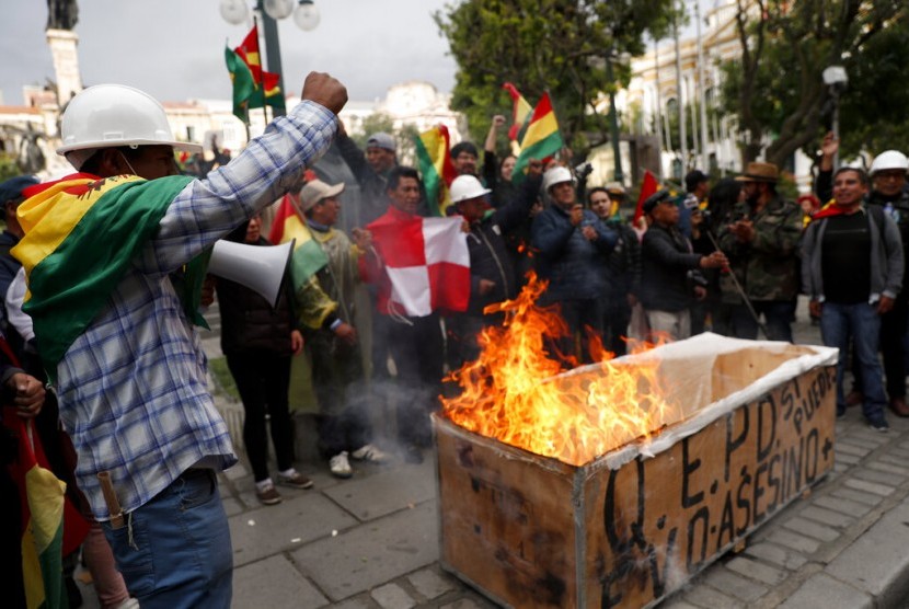Penentang presiden Bolivia Evo Morales membakar peti mati sebagai simbol matinya pemerintahan Morales di La Paz, Bolivia, Ahad (10/11).