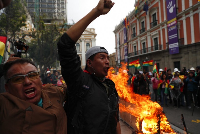 Penentang presiden Bolivia Evo Morales merayakan setelah Morales mengumumkan pengunduran diri di La Paz, Bolivia, Ahad (10/11).
