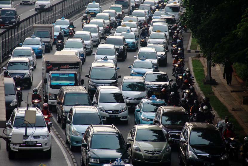 Penerapan ERP di Jalan Nasional: Kendaraan terjebak kemacetandi Jalan Gatot Subroto, Jakarta, Rabu (4/6).