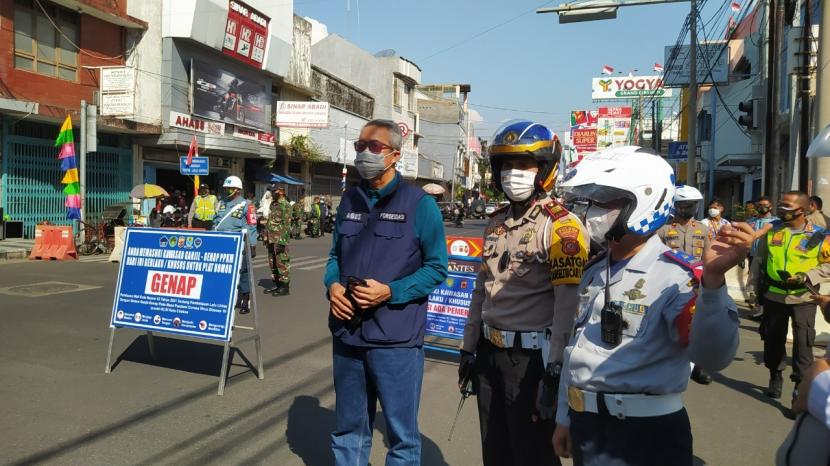 Penerapan sistem ganjil genap bagi kendaraan di Kota Cirebon dihentikan mulai besok, Sabtu (4/9). Hal itu menyusul melandainya kasus Covid-19 di kota tersebut. 