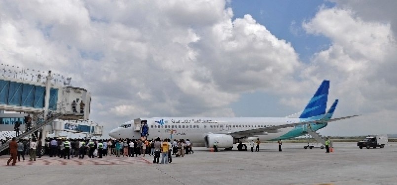 PENERBANGAN PERDANA. Sebuah pesawat milik maskapai penerbangan Garuda Indonesia mendarat perdana di Bandara Internasional Lombok (BIL), Praya, Lombok Tengah, NTB, Sabtu (1/10).