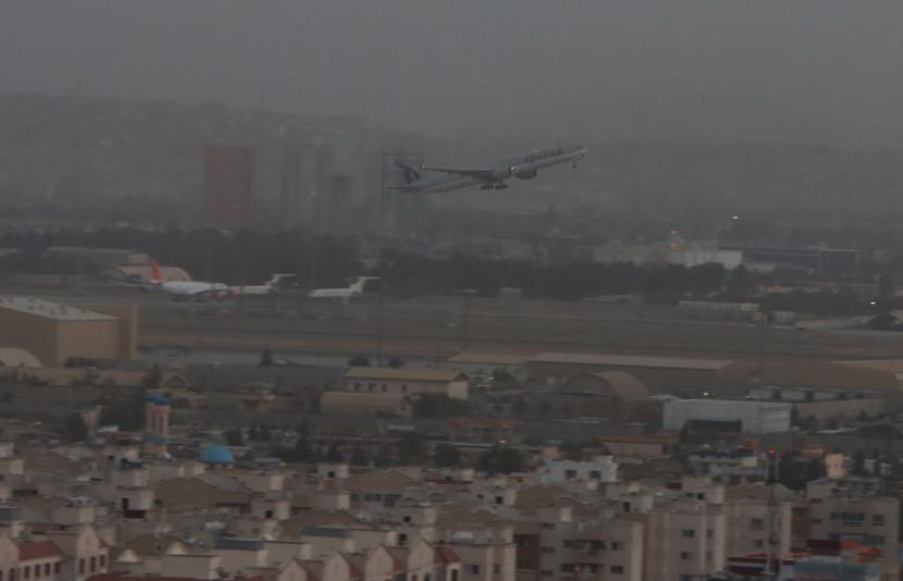Penerbangan Qatar Airways lepas landas saat operasi penerbangan internasional dilanjutkan di Bandara Internasional Hamid Karzai di Kabul, Afghanistan, 09 September 2021.