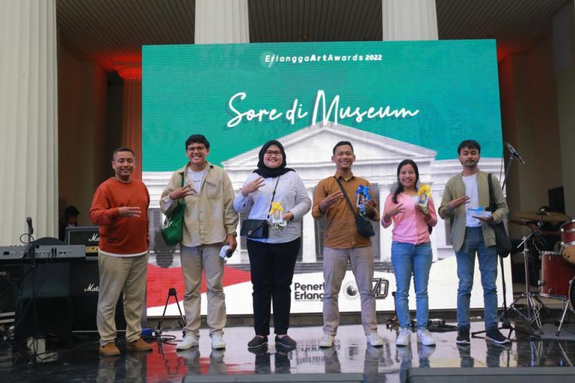Penerbit Erlangga menutup Erlangga Art Awards 2022 dengan acara musik bertajuk Sore di Museum yang bertempat di taman Museum Nasional Indonesia, Jakarta.