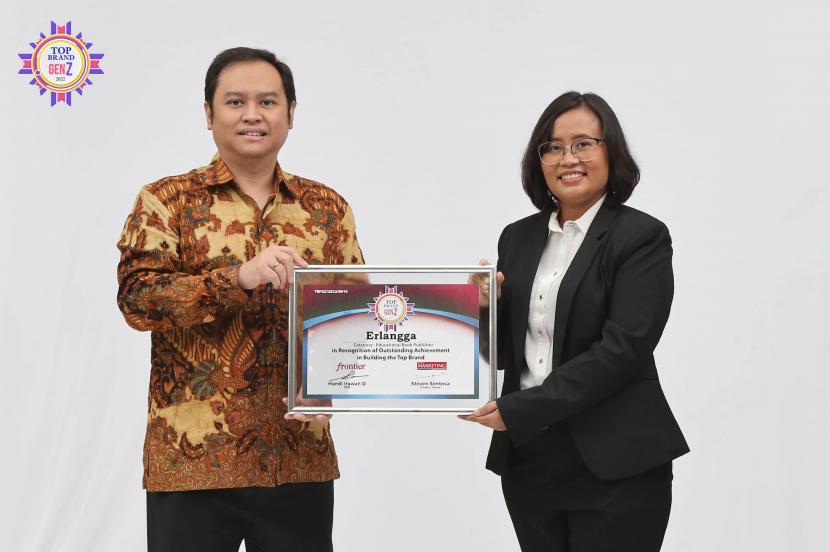 Penerbit Erlangga  meraih penghargaan Top Brand Gen Z Award 2022.