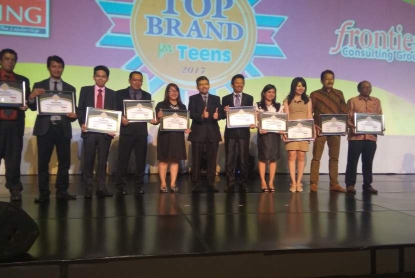 Penerbit Erlangga Raih Top Brand for Teens Award