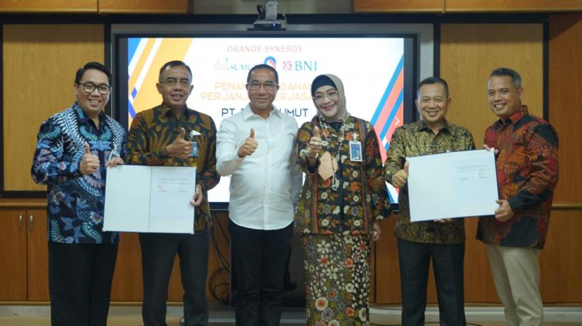 Penerbitan KKPD BNI-Bank Sumut -- (Ki-ka) VP Divisi Bisnis Kartu BNI Erick Runtu, Pemimpin BNI Wilayah Medan Teddy M Isman, Direktur Utama Bank Sumut Rahmat Fadillah Pohan, Wakil Direktur Utama BNI Adi Sulistyowati, Direktur Pemasaran Bank Sumut Hadi Sucipto, dan Pemimpin Divisi Operasional Bank Sumut Heru Mardiansyah usai penandatanganan kerja sama Penerbitakan Kartu Kredit Pemerintah Domestik (KKPD) di Medan, Jumat (9/9/2022)  Langkah strategis ini adalah lanjutan dari Orange Synergy BNI dan Bank Sumut dalam upaya mendorong program Pemerintah melalui aksi afirmasi Gerakan Bangga Buatan Indonesia (GBBI) khususnya terkait dengan aspek sistem pembayaran Nasional.