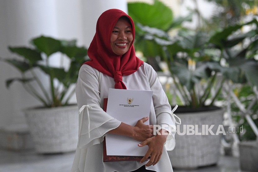 Penerima amnesti dari presiden, Baiq Nuril Maknun membawa salinan petikan Keppres Amnesti usai bertemu dengan Presiden Joko Widodo di Istana Bogor, Jawa Barat, Jumat (2/8/2019).