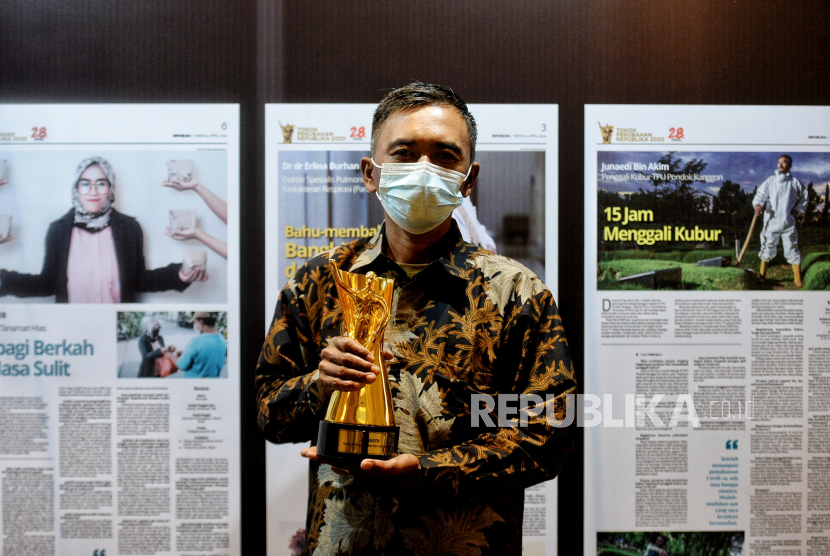 Penerima Anugerah Tokoh Perubahan 2020 Republika Junaidi Hakim berpose usai menerima penghargaan di Jakarta, Senin (5/4).