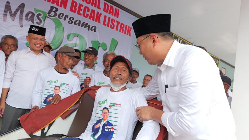 Penerima bantuan becak listrik, Sujarwo menangis terharu.