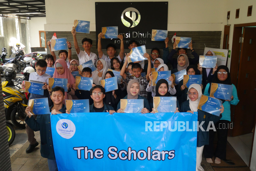 Penerima beasiswa berfoto bersama usai penyerahan Beasiswa Syamsi Dhuha Foundation (SDF) XV, di Kota Bandung, Sabtu (7/9/2025). Beasiswa SDF diberikan kepada kepada 47 penerima, yang terdiri dari mahasiswa dan pelajar berprestasi, termasuk di antaranya penyandang autoimun dan difabel netra (difnet).