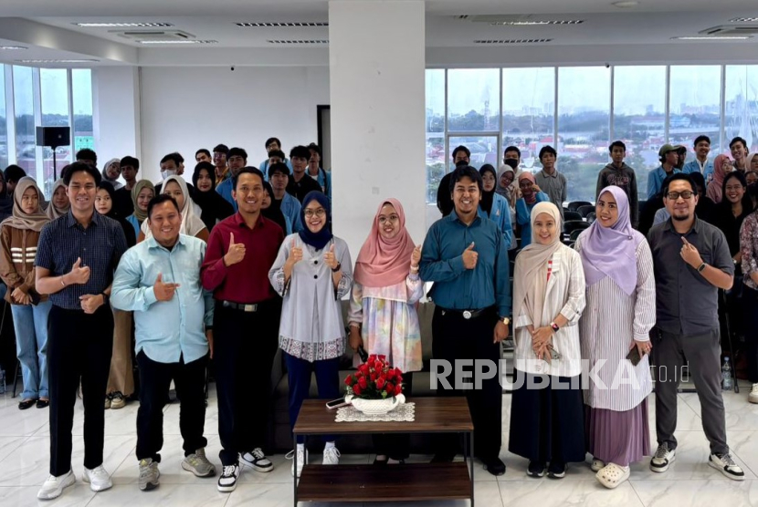 Keajaiban itu adalah beasiswa, program yang memudahkan pelajar meraih pendidikan setinggi mungkin untuk menggapai cita-cita.