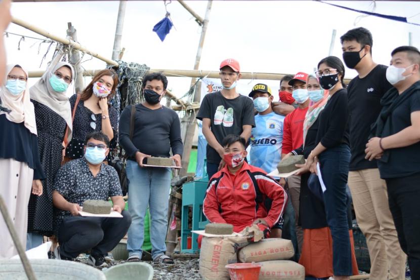 Penerima beasiswa LPDP memberikan pelatihan pembuatan paving block dari limbah cangkang kerang hijau di Kampung Kalibaru, Cilincing, Jakarta Utara.