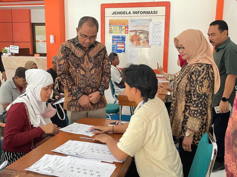 Penerima manfaat bantuan sosial (bansos) mendatangi Kantor Pos Semarang.