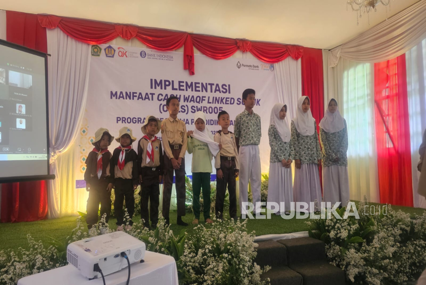 Penerima manfaat penyaluran CWLS SWR 005, siswa Al Azhar Cisolok. 