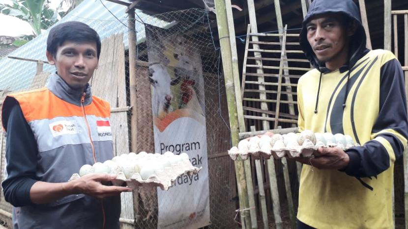 Penerima manfaat program ekonomi Rumah Zakat di Desa Berdaya Tempuran Kecamatan Kaloran berhasil merambah kepada usaha yang lebih luas yaitu memasarkan telur bebek kepada para pedagang martabak di wilayah Kecamatan Kaloran.