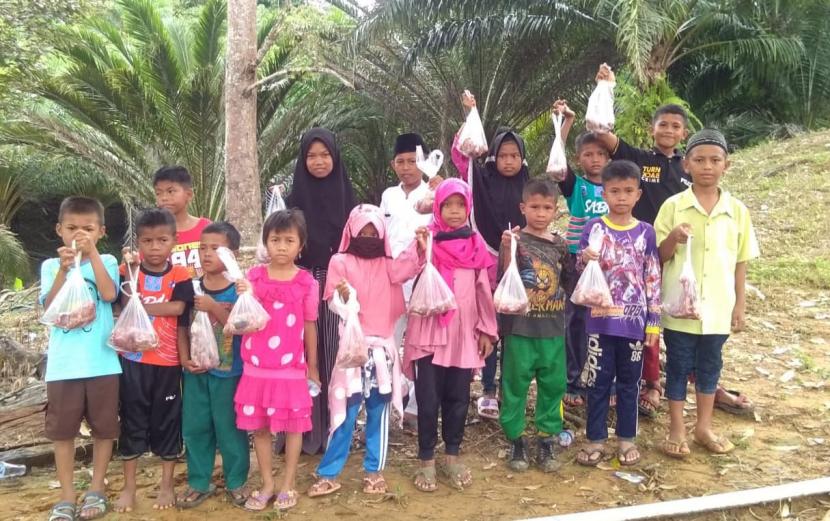 Penerima manfaat Program Qurban Cinta PYI di Sungai Limau Sebatik Tengah, Kalimantan Utara.   