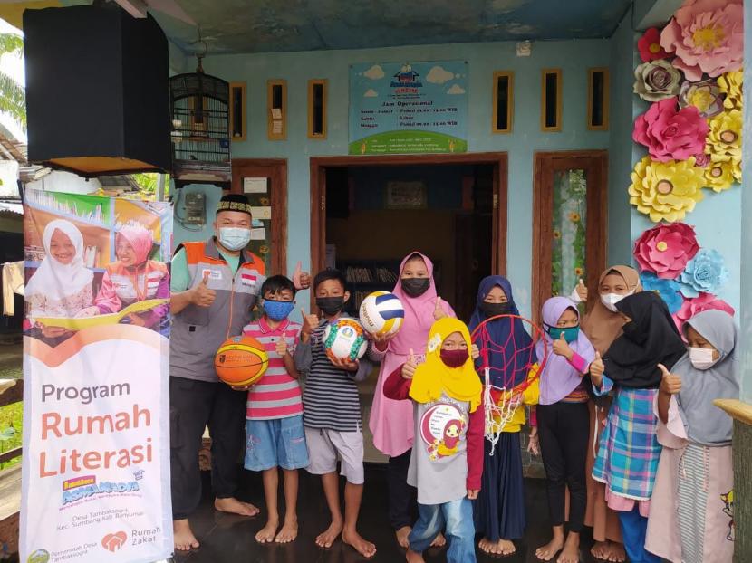 Penerima Manfaat Rumah Literasi Asmanadia mengungkapkan kegembiraanya mendapatkan bantuan bola baru untuk adik-adik Rumah Literasi Asmanadia. 
