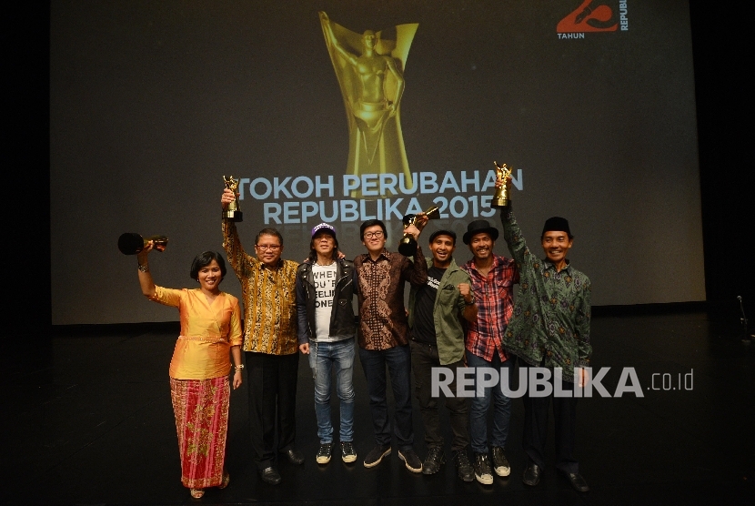 Penerima penghargaan Tokoh Perubahan Republika 2015 berfoto bersama, di Jakarta, Senin (21/3) malam. (Republika/Raisan Al Farisi)