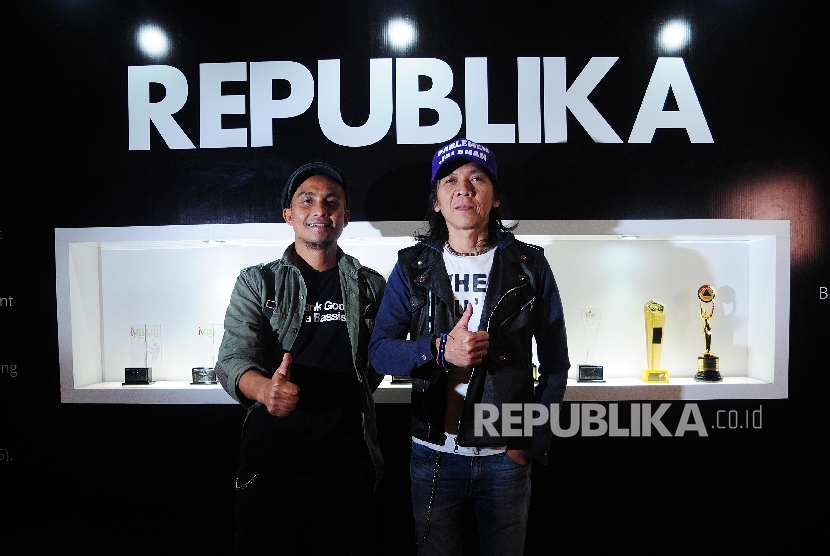 Penerima Tokoh Perubahan Republika 2015, Bimbim dan Ivan Slank saat acara malam Penganugerahan Tokoh Perubahan Republika 2015 di Jakarta, Senin (21/3) malam. 