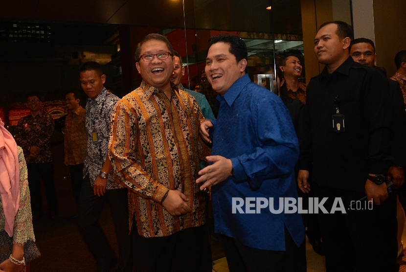 Penerima Tokoh Perubahan Republika 2015, Menteri Komunikasi dan Informatika Rudiantara saat acara malam Penganugerahan Tokoh Perubahan Republika 2015 di Jakarta, Senin (21/3) malam. 